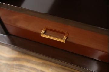 中古　展示未使用品　超美品!!　上原大佳　蒔絵師　漆塗り　蝶々の図柄が優雅な印象の茶棚(サイドボード、飾り棚、収納棚、戸棚、違い棚、手許箪笥)(定価約93万円)(R-066529)