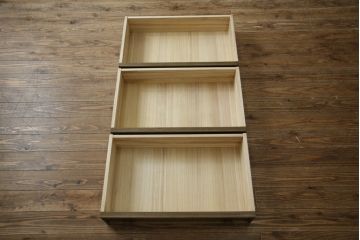 和製ビンテージ　神戸洋家具　オーク材　上品な佇まいが魅力の小振りなチェスト(洋服タンス、引き出し、サイドチェスト、ヴィンテージ)(R-066530)