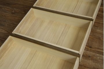 和製ビンテージ　神戸洋家具　オーク材　上品な佇まいが魅力の小振りなチェスト(洋服タンス、引き出し、サイドチェスト、ヴィンテージ)(R-066530)
