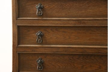和製ビンテージ　神戸洋家具　小振りなサイズが使いやすいオーク材製チェスト(引き出し、サイドチェスト、洋服タンス、ヴィンテージ)(R-066531)