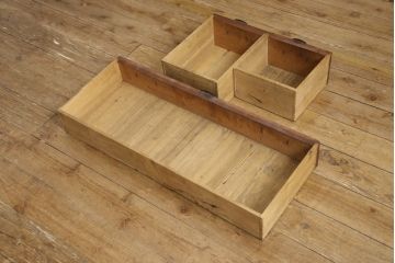 和製アンティーク　上手物!!　在銘入り　三方欅(ケヤキ)材　玉杢　落ち着いた和の雰囲気を醸し出す小振りな帳場箪笥(引き出し、収納タンス、時代箪笥、サイドチェスト)(R-066532)