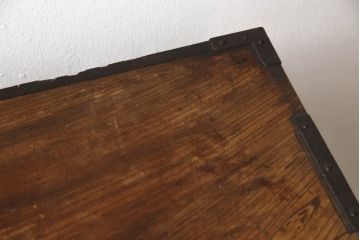和製アンティーク　上手物!!　在銘入り　三方欅(ケヤキ)材　玉杢　落ち着いた和の雰囲気を醸し出す小振りな帳場箪笥(引き出し、収納タンス、時代箪笥、サイドチェスト)(R-066532)