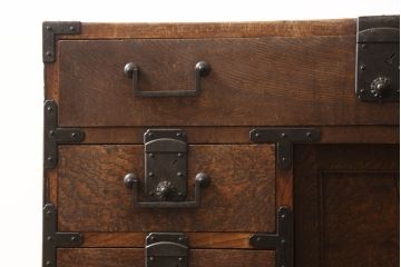 和製アンティーク　上手物!!　在銘入り　三方欅(ケヤキ)材　玉杢　落ち着いた和の雰囲気を醸し出す小振りな帳場箪笥(引き出し、収納タンス、時代箪笥、サイドチェスト)(R-066532)