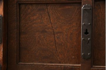 和製アンティーク　上手物!!　在銘入り　三方欅(ケヤキ)材　玉杢　落ち着いた和の雰囲気を醸し出す小振りな帳場箪笥(引き出し、収納タンス、時代箪笥、サイドチェスト)(R-066532)