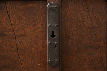 和製アンティーク　上手物!!　在銘入り　三方欅(ケヤキ)材　玉杢　落ち着いた和の雰囲気を醸し出す小振りな帳場箪笥(引き出し、収納タンス、時代箪笥、サイドチェスト)(R-066532)