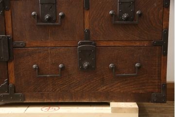 和製アンティーク　上手物!!　在銘入り　三方欅(ケヤキ)材　玉杢　落ち着いた和の雰囲気を醸し出す小振りな帳場箪笥(引き出し、収納タンス、時代箪笥、サイドチェスト)(R-066532)
