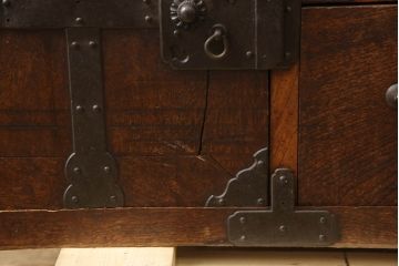 和製アンティーク　上手物!!　在銘入り　三方欅(ケヤキ)材　玉杢　落ち着いた和の雰囲気を醸し出す小振りな帳場箪笥(引き出し、収納タンス、時代箪笥、サイドチェスト)(R-066532)