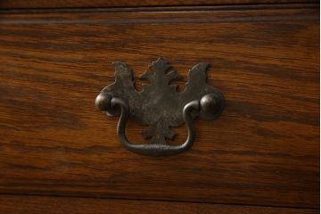 中古　美品!!　インテリアえぞ(EZO)製　えぞ民芸　ナラ材　上手物!!凝ったつくりの扉が魅力的なカップボード(食器棚、収納棚、戸棚、キャビネット、飾り棚)(R-066533)