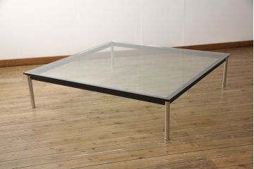 中古　美品　Cassina(カッシーナ)　ル・コルビュジエ(Le Corbusier)　10 TABLE EN TUBE(ターブル アン テューブ)　LC10　スタイリッシュな佇まいが魅力的なガラストップローテーブル(リビングテーブル、センターテーブル、カクテルテーブル)(定価約100万円)(R-066537)