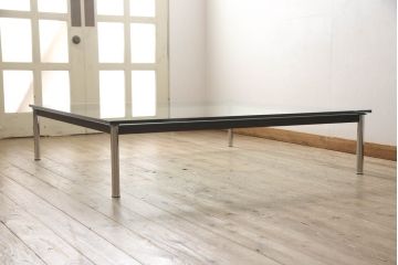 中古　美品　Cassina(カッシーナ)　ル・コルビュジエ(Le Corbusier)　10 TABLE EN TUBE(ターブル アン テューブ)　LC10　スタイリッシュな佇まいが魅力的なガラストップローテーブル(リビングテーブル、センターテーブル、カクテルテーブル)(定価約100万円)(R-066537)