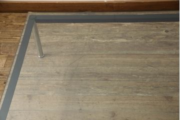 中古　美品　Cassina(カッシーナ)　ル・コルビュジエ(Le Corbusier)　10 TABLE EN TUBE(ターブル アン テューブ)　LC10　スタイリッシュな佇まいが魅力的なガラストップローテーブル(リビングテーブル、センターテーブル、カクテルテーブル)(定価約100万円)(R-066537)