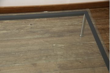 中古　美品　Cassina(カッシーナ)　ル・コルビュジエ(Le Corbusier)　10 TABLE EN TUBE(ターブル アン テューブ)　LC10　スタイリッシュな佇まいが魅力的なガラストップローテーブル(リビングテーブル、センターテーブル、カクテルテーブル)(定価約100万円)(R-066537)