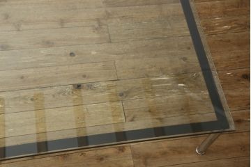 中古　美品　Cassina(カッシーナ)　ル・コルビュジエ(Le Corbusier)　10 TABLE EN TUBE(ターブル アン テューブ)　LC10　スタイリッシュな佇まいが魅力的なガラストップローテーブル(リビングテーブル、センターテーブル、カクテルテーブル)(定価約100万円)(R-066537)
