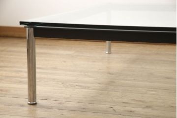 中古　美品　Cassina(カッシーナ)　ル・コルビュジエ(Le Corbusier)　10 TABLE EN TUBE(ターブル アン テューブ)　LC10　スタイリッシュな佇まいが魅力的なガラストップローテーブル(リビングテーブル、センターテーブル、カクテルテーブル)(定価約100万円)(R-066537)