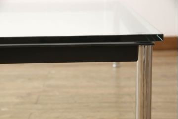 中古　美品　Cassina(カッシーナ)　ル・コルビュジエ(Le Corbusier)　10 TABLE EN TUBE(ターブル アン テューブ)　LC10　スタイリッシュな佇まいが魅力的なガラストップローテーブル(リビングテーブル、センターテーブル、カクテルテーブル)(定価約100万円)(R-066537)