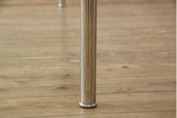 中古　美品　Cassina(カッシーナ)　ル・コルビュジエ(Le Corbusier)　10 TABLE EN TUBE(ターブル アン テューブ)　LC10　スタイリッシュな佇まいが魅力的なガラストップローテーブル(リビングテーブル、センターテーブル、カクテルテーブル)(定価約100万円)(R-066537)