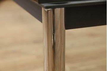 中古　美品　Cassina(カッシーナ)　ル・コルビュジエ(Le Corbusier)　10 TABLE EN TUBE(ターブル アン テューブ)　LC10　スタイリッシュな佇まいが魅力的なガラストップローテーブル(リビングテーブル、センターテーブル、カクテルテーブル)(定価約100万円)(R-066537)