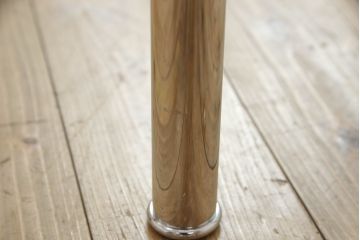 中古　美品　Cassina(カッシーナ)　ル・コルビュジエ(Le Corbusier)　10 TABLE EN TUBE(ターブル アン テューブ)　LC10　スタイリッシュな佇まいが魅力的なガラストップローテーブル(リビングテーブル、センターテーブル、カクテルテーブル)(定価約100万円)(R-066537)