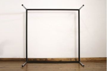中古　美品　Cassina(カッシーナ)　ル・コルビュジエ(Le Corbusier)　10 TABLE EN TUBE(ターブル アン テューブ)　LC10　スタイリッシュな佇まいが魅力的なガラストップローテーブル(リビングテーブル、センターテーブル、カクテルテーブル)(定価約100万円)(R-066537)