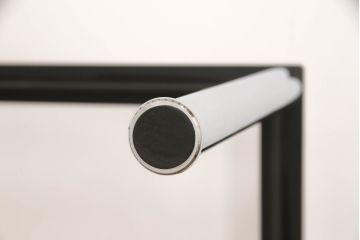 中古　美品　Cassina(カッシーナ)　ル・コルビュジエ(Le Corbusier)　10 TABLE EN TUBE(ターブル アン テューブ)　LC10　スタイリッシュな佇まいが魅力的なガラストップローテーブル(リビングテーブル、センターテーブル、カクテルテーブル)(定価約100万円)(R-066537)