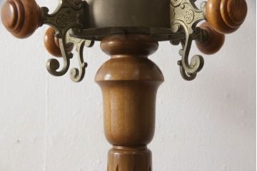 中古　カリモク家具(karimoku)　クラシカルな雰囲気を醸し出すポールハンガー(ホールハンガー、コートハンガー、帽子掛け、店舗什器)(R-066538)