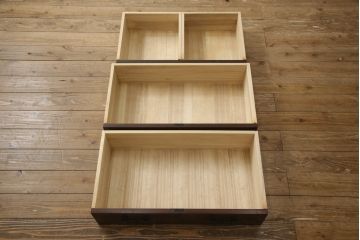 中古　美品　民芸家具　角手型の引手金具がアクセントの収納箪笥(洋服タンス、衣装箪笥、和タンス、引き出し、サイドチェスト)(R-066542)