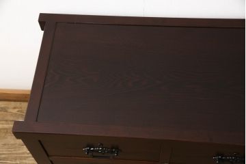 中古　美品　民芸家具　角手型の引手金具がアクセントの収納箪笥(洋服タンス、衣装箪笥、和タンス、引き出し、サイドチェスト)(R-066542)
