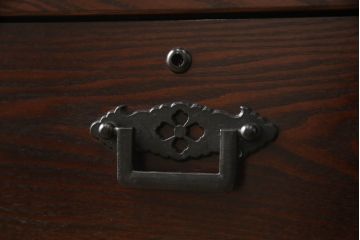 中古　美品　民芸家具　角手型の引手金具がアクセントの収納箪笥(洋服タンス、衣装箪笥、和タンス、引き出し、サイドチェスト)(R-066542)