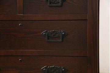 中古　美品　民芸家具　角手型の引手金具がアクセントの収納箪笥(洋服タンス、衣装箪笥、和タンス、引き出し、サイドチェスト)(R-066542)