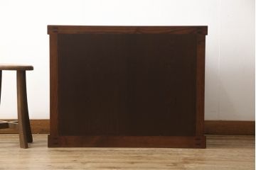 中古　美品　民芸家具　角手型の引手金具がアクセントの収納箪笥(洋服タンス、衣装箪笥、和タンス、引き出し、サイドチェスト)(R-066542)