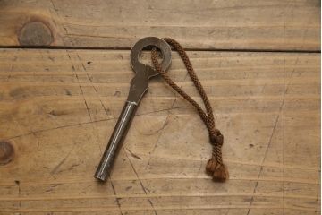 中古　美品　民芸家具　角手型の引手金具がアクセントの収納箪笥(洋服タンス、衣装箪笥、和タンス、引き出し、サイドチェスト)(R-066542)