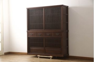 中古　美品　整然と並ぶ縦桟が和モダンな雰囲気を醸し出す水屋箪笥(収納棚、戸棚、食器棚、茶箪笥、茶棚、キャビネット)(R-066546)