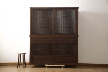中古　美品　整然と並ぶ縦桟が和モダンな雰囲気を醸し出す水屋箪笥(収納棚、戸棚、食器棚、茶箪笥、茶棚、キャビネット)(R-066546)