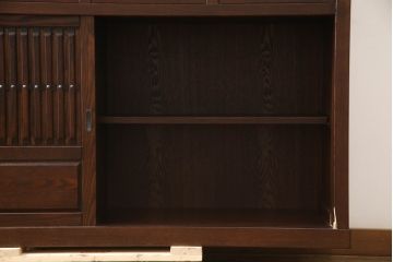 中古　美品　整然と並ぶ縦桟が和モダンな雰囲気を醸し出す水屋箪笥(収納棚、戸棚、食器棚、茶箪笥、茶棚、キャビネット)(R-066546)