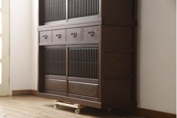 中古　美品　整然と並ぶ縦桟が和モダンな雰囲気を醸し出す水屋箪笥(収納棚、戸棚、食器棚、茶箪笥、茶棚、キャビネット)(R-066546)