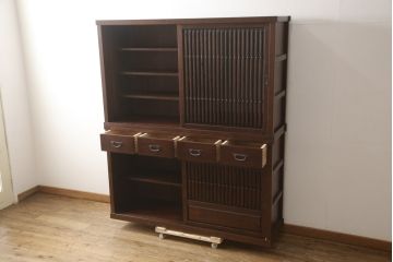 中古　美品　整然と並ぶ縦桟が和モダンな雰囲気を醸し出す水屋箪笥(収納棚、戸棚、食器棚、茶箪笥、茶棚、キャビネット)(R-066546)