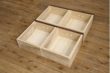 中古　美品　整然と並ぶ縦桟が和モダンな雰囲気を醸し出す水屋箪笥(収納棚、戸棚、食器棚、茶箪笥、茶棚、キャビネット)(R-066546)