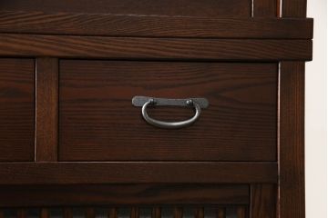 中古　美品　整然と並ぶ縦桟が和モダンな雰囲気を醸し出す水屋箪笥(収納棚、戸棚、食器棚、茶箪笥、茶棚、キャビネット)(R-066546)