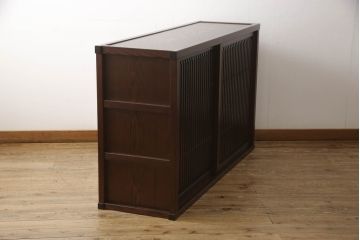 中古　美品　整然と並ぶ縦桟が和モダンな雰囲気を醸し出す水屋箪笥サイドボード(収納棚、戸棚、食器棚、茶箪笥、茶棚、サイドキャビネット、テレビ台、テレビボード、下駄箱)(R-066547)