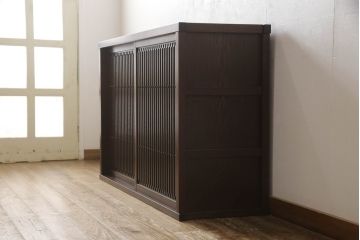 中古　美品　整然と並ぶ縦桟が和モダンな雰囲気を醸し出す水屋箪笥サイドボード(収納棚、戸棚、食器棚、茶箪笥、茶棚、サイドキャビネット、テレビ台、テレビボード、下駄箱)(R-066547)