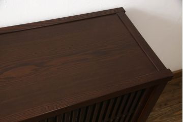 中古　美品　整然と並ぶ縦桟が和モダンな雰囲気を醸し出す水屋箪笥サイドボード(収納棚、戸棚、食器棚、茶箪笥、茶棚、サイドキャビネット、テレビ台、テレビボード、下駄箱)(R-066547)