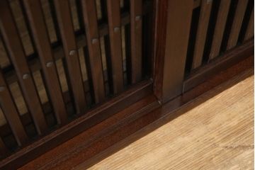 中古　美品　整然と並ぶ縦桟が和モダンな雰囲気を醸し出す水屋箪笥サイドボード(収納棚、戸棚、食器棚、茶箪笥、茶棚、サイドキャビネット、テレビ台、テレビボード、下駄箱)(R-066547)