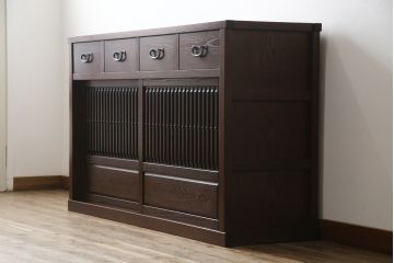 中古　美品　整然と並ぶ縦桟が和モダンな雰囲気を醸し出す水屋箪笥サイドボード(収納棚、戸棚、茶箪笥、茶棚、サイドキャビネット、テレビ台、テレビボード)(R-066548)
