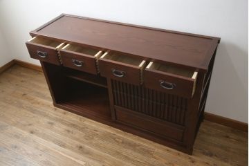 中古　美品　整然と並ぶ縦桟が和モダンな雰囲気を醸し出す水屋箪笥サイドボード(収納棚、戸棚、茶箪笥、茶棚、サイドキャビネット、テレビ台、テレビボード)(R-066548)