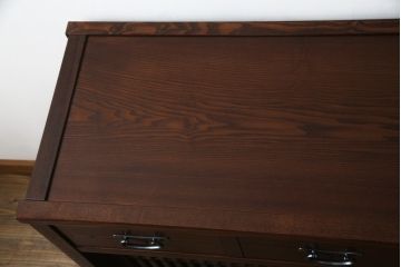 中古　美品　整然と並ぶ縦桟が和モダンな雰囲気を醸し出す水屋箪笥サイドボード(収納棚、戸棚、茶箪笥、茶棚、サイドキャビネット、テレビ台、テレビボード)(R-066548)