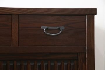 中古　美品　整然と並ぶ縦桟が和モダンな雰囲気を醸し出す水屋箪笥サイドボード(収納棚、戸棚、茶箪笥、茶棚、サイドキャビネット、テレビ台、テレビボード)(R-066548)
