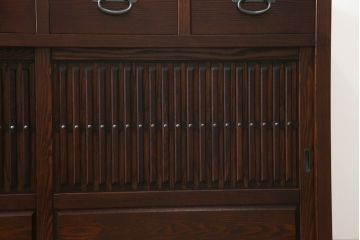 中古　美品　整然と並ぶ縦桟が和モダンな雰囲気を醸し出す水屋箪笥サイドボード(収納棚、戸棚、茶箪笥、茶棚、サイドキャビネット、テレビ台、テレビボード)(R-066548)
