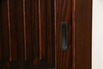 中古　美品　整然と並ぶ縦桟が和モダンな雰囲気を醸し出す水屋箪笥サイドボード(収納棚、戸棚、茶箪笥、茶棚、サイドキャビネット、テレビ台、テレビボード)(R-066548)