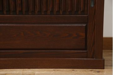 中古　美品　整然と並ぶ縦桟が和モダンな雰囲気を醸し出す水屋箪笥サイドボード(収納棚、戸棚、茶箪笥、茶棚、サイドキャビネット、テレビ台、テレビボード)(R-066548)