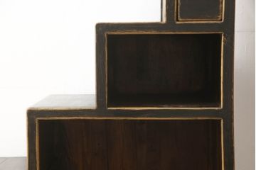 中古　アンティーク調でレトロな雰囲気が魅力の小振りな階段箪笥(収納棚、戸棚、和タンス)(R-066549)